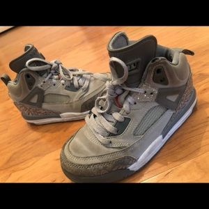 Grey Little kids Jordans